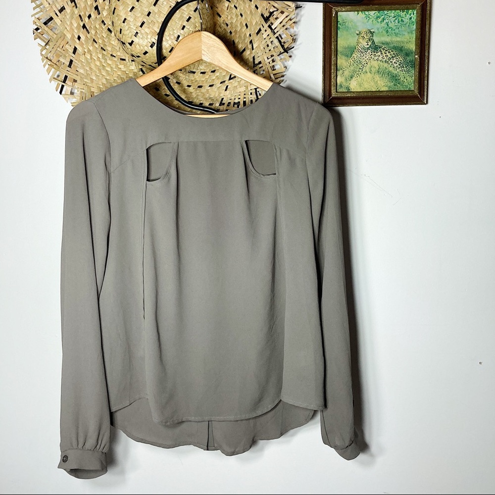 Lelis minimal blouse, front cutouts, back button